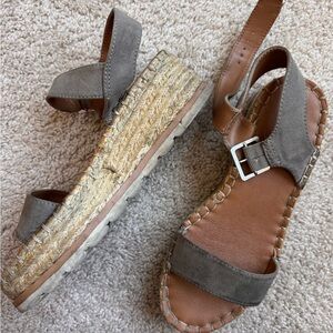 Universal Thread Olive Suede Espadrille Wedge Sandals Buckle Adjustable Strap